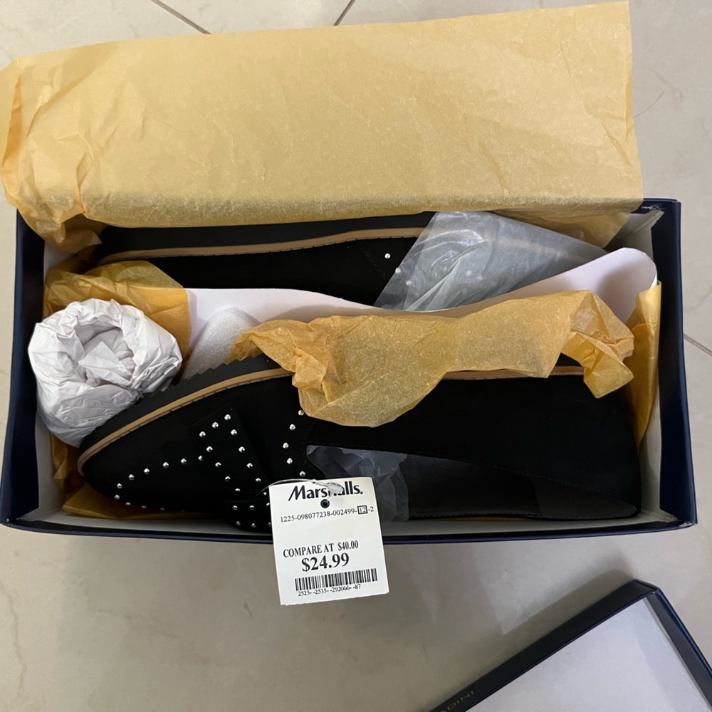 ✨🖤NWT Black flats with silver studs🖤✨